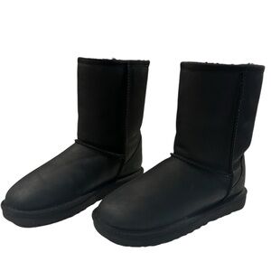 UGG Classic Short Leather